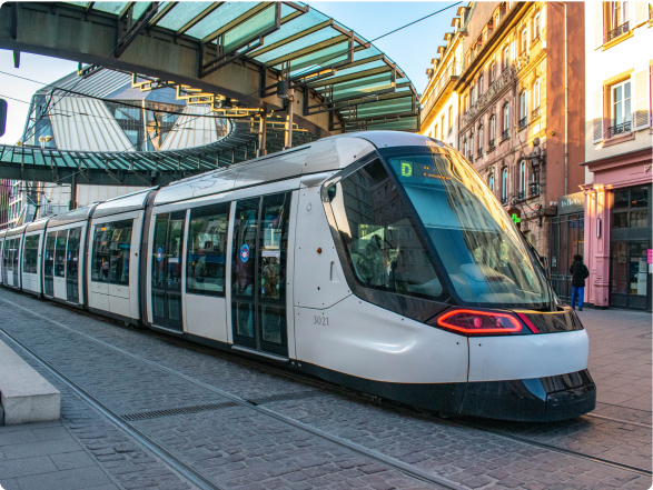 photo d'un tram à Strasbourg, à l'arrêt homme de fer