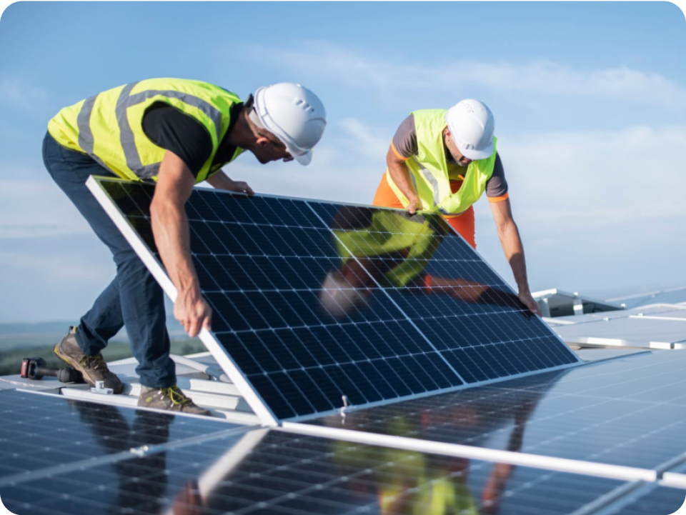 2 techniciens installant des panneaux photovoltaïques