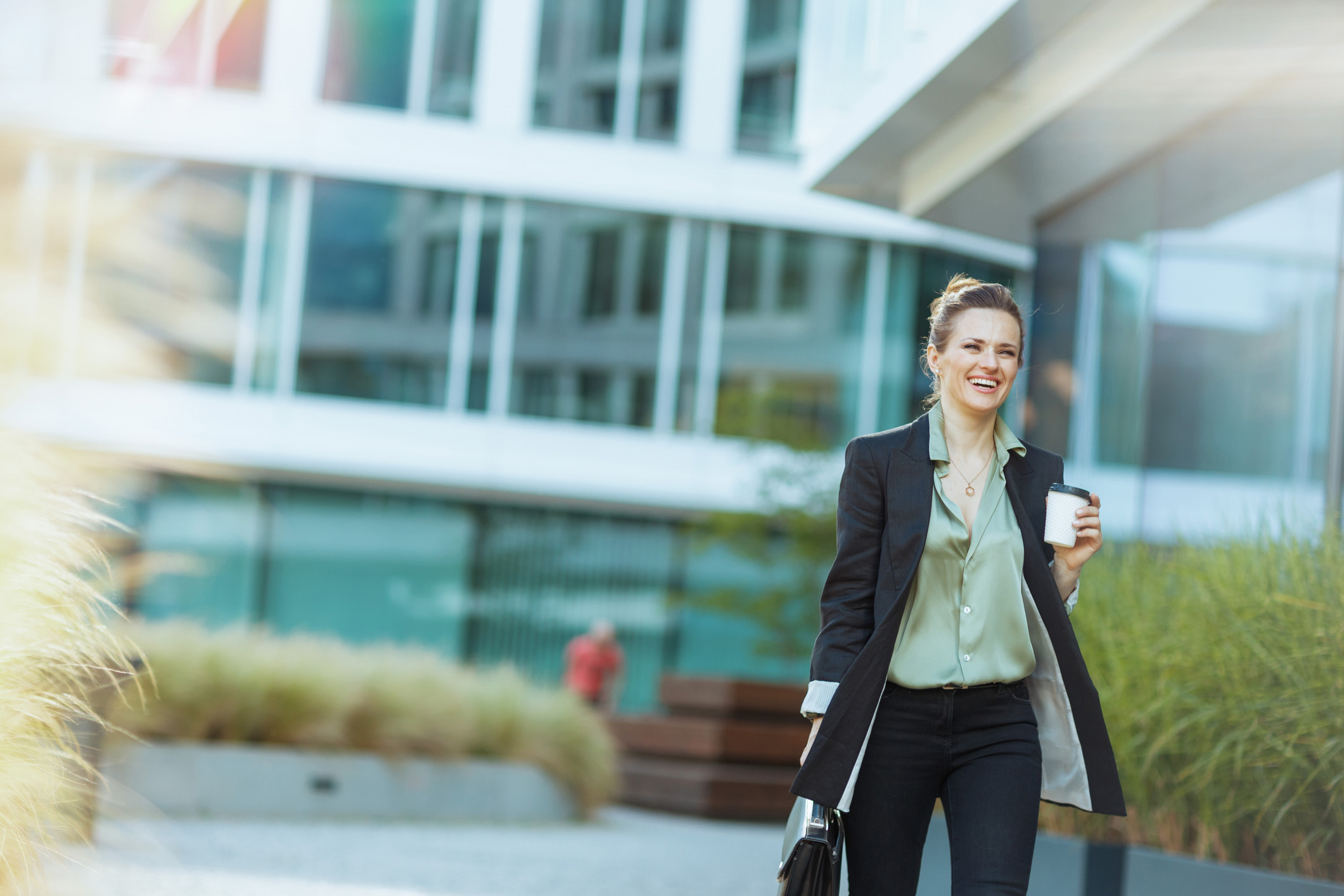 femme active devant bâtiment