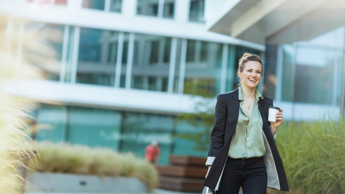 femme active devant bâtiment