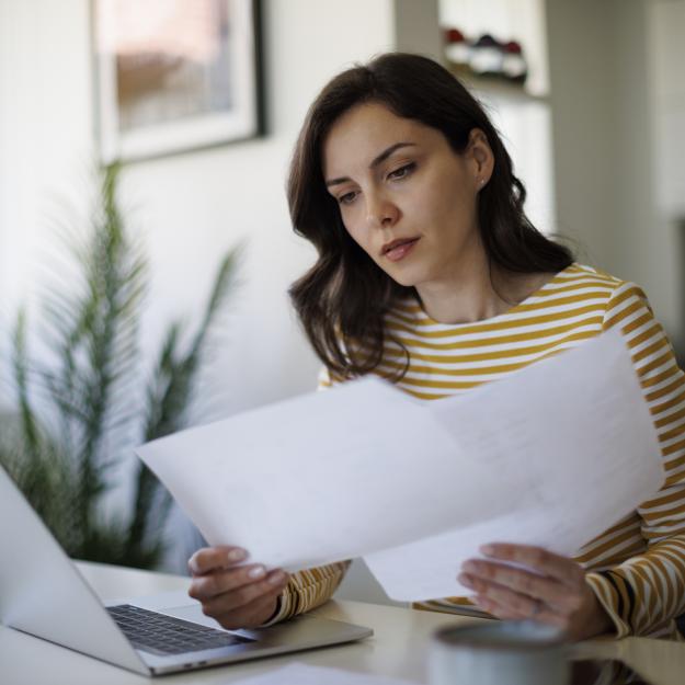 Professionnelle consultant des contrats de performance énergétique à son bureau