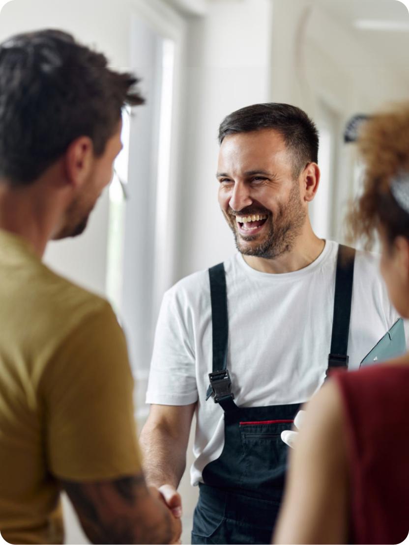 ouvrier souriant qui sert la main à son client