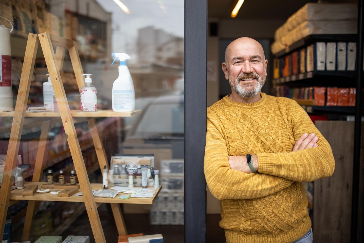 professionnel devant son magasin
