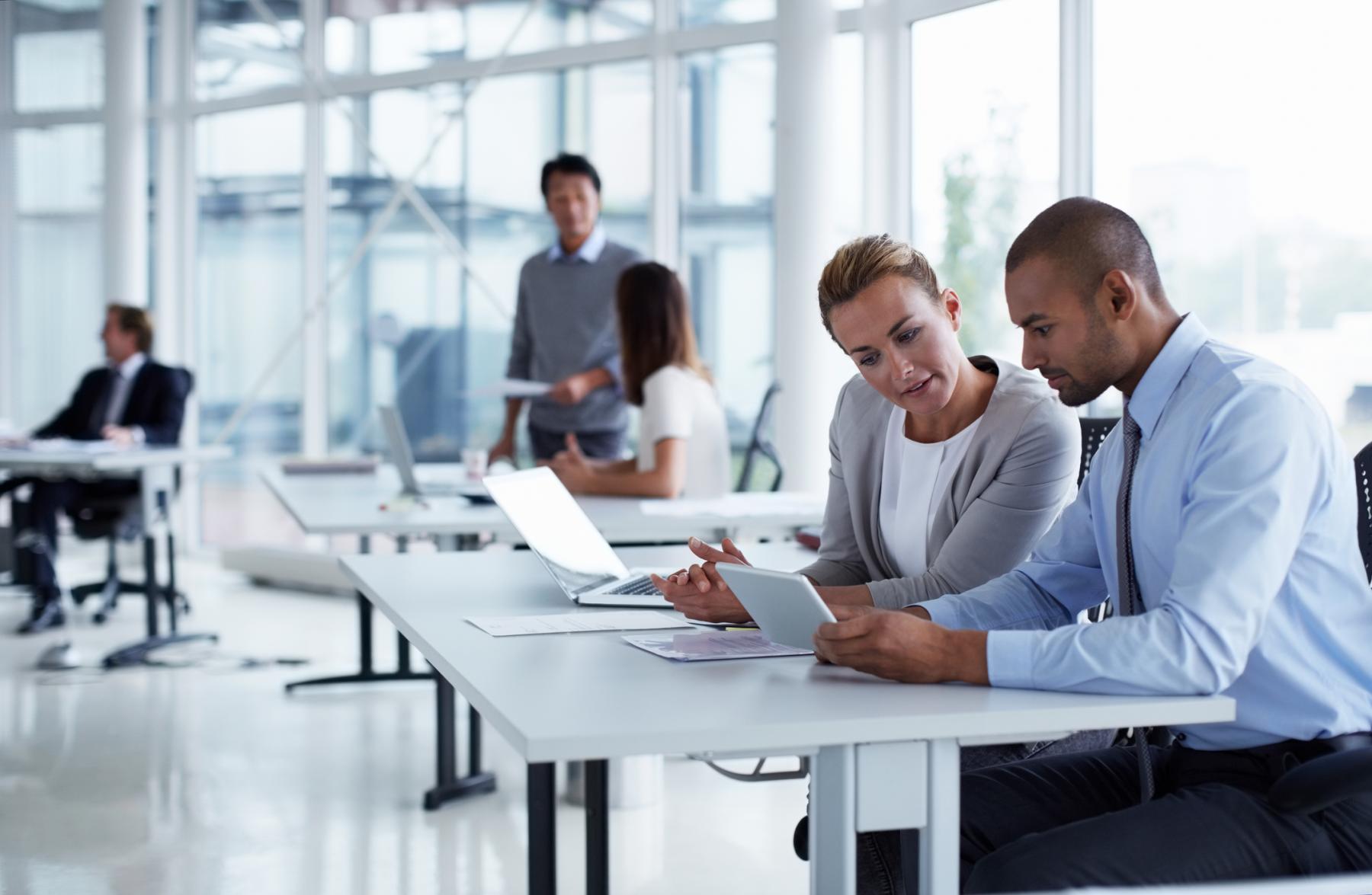 personnes dans un bureau