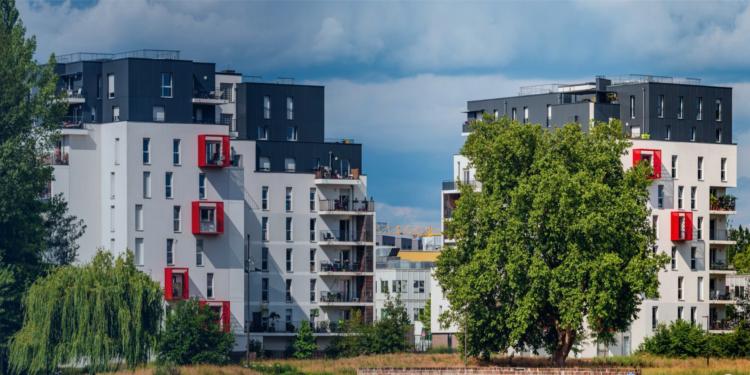 photo de deux immeubles de construction récente