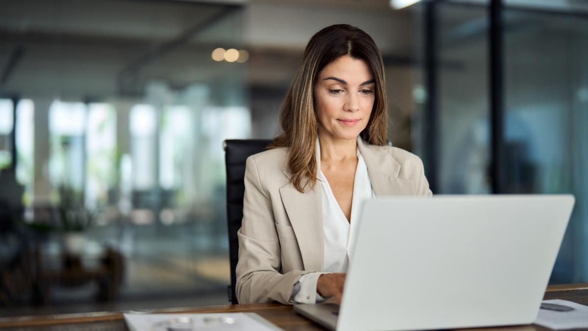 Femme derrière ordinateur